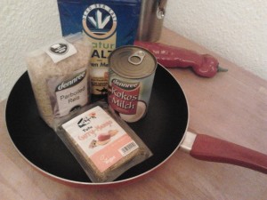 Zutaten für vegane Reispfanne mit Tofu und Kokosmilch 