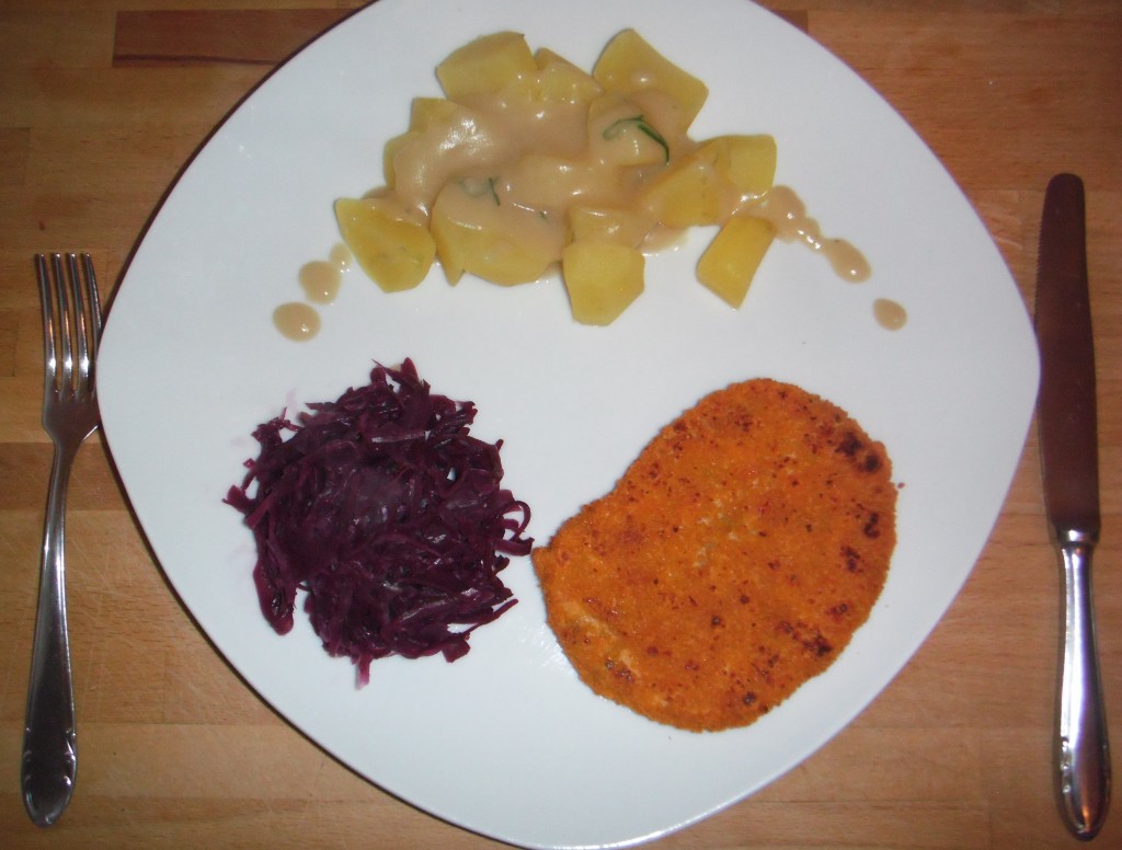 Rezept für veganes Schnitzel mit Rotkohl und Kartoffeln